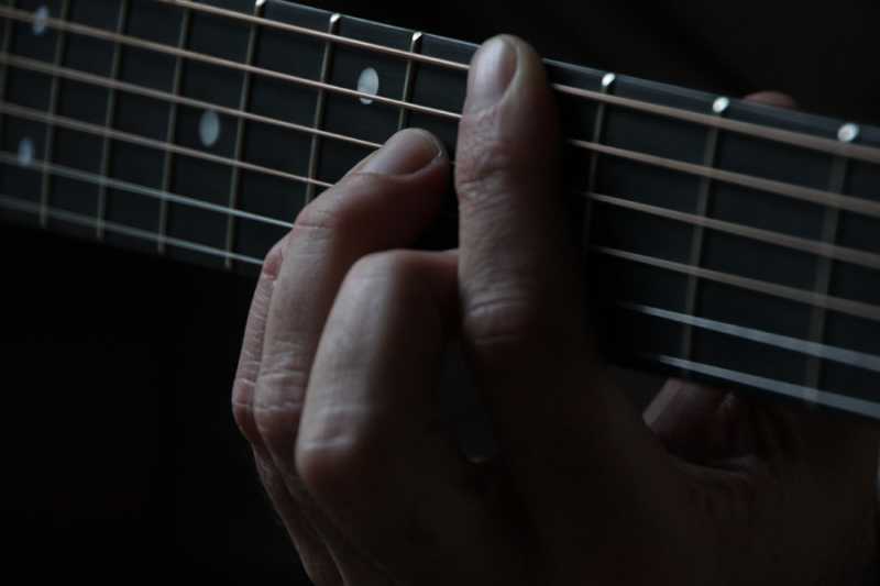 ギターのストラップによる適切なギターの高さ・位置（構え方）