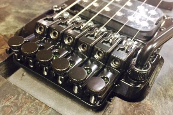 エレキギターのブリッジの種類｜仕組み・固定タイプ・トレモロタイプの 