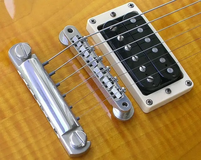 エレキギターの固定ブリッジ（固定タイプ）