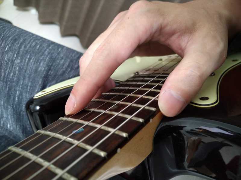 ギターのタッピング奏法のやり方と練習フレーズ
