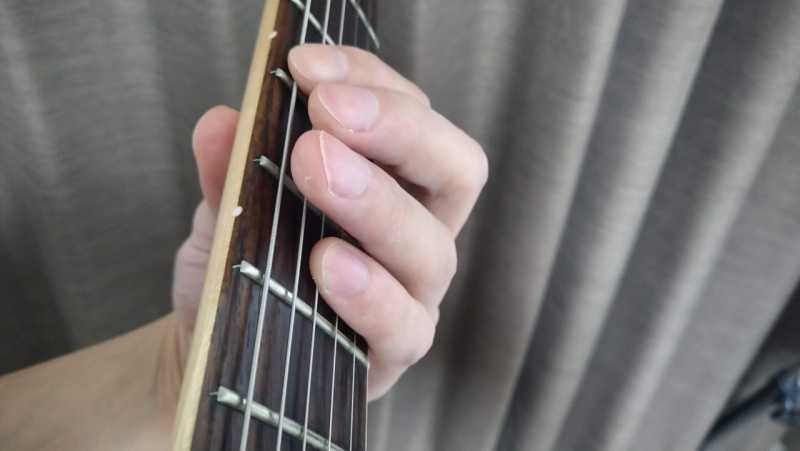 6弦と4弦を小指を使ったオクターブ奏法のフォーム
