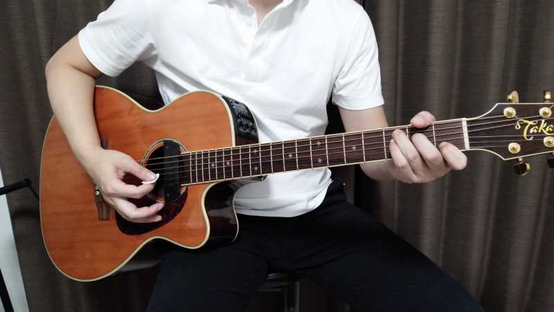 ギターの構え方の基本 エレキとアコギの 座るとき と 立つとき の注意点 Issy9174 Official Web Site