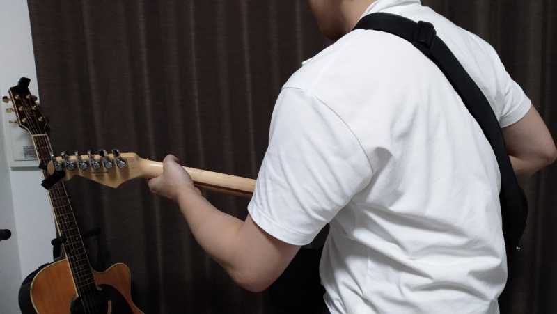 ギターの構え方の基本 エレキとアコギの 座るとき と 立つとき の注意点 Issy9174 Official Web Site