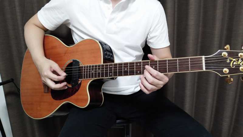 ギターを座って弾くときの構え方のコツ