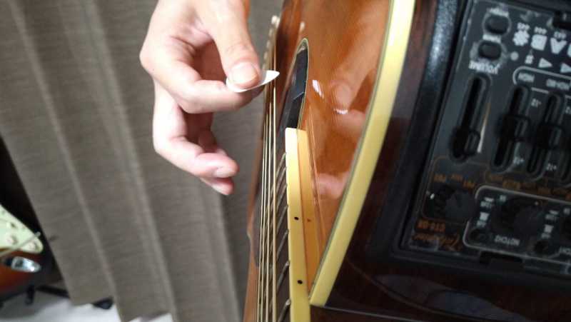 ダウンストロークをする時のピックが弦にあたる角度は斜めになるようにする
