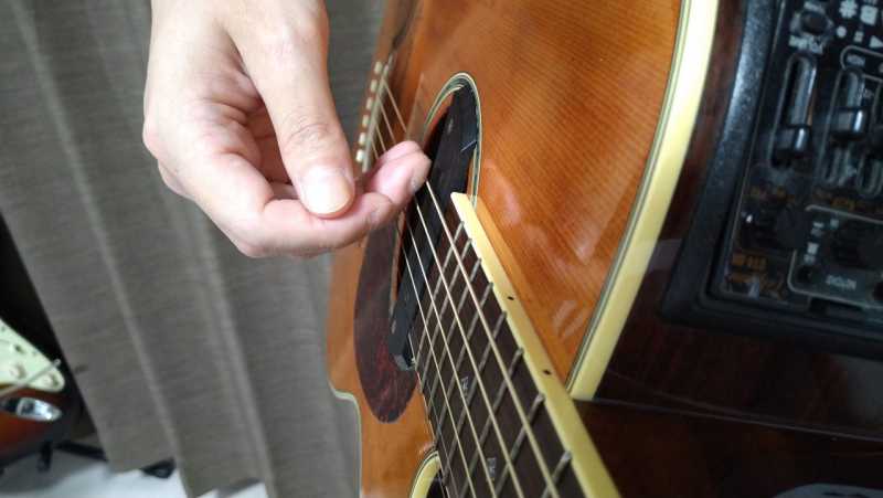 ギターの右手の指を使ったストロークの構え方