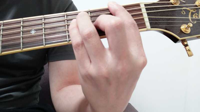 ギターのFコードの押さえ方は手の甲をしっかりと返す