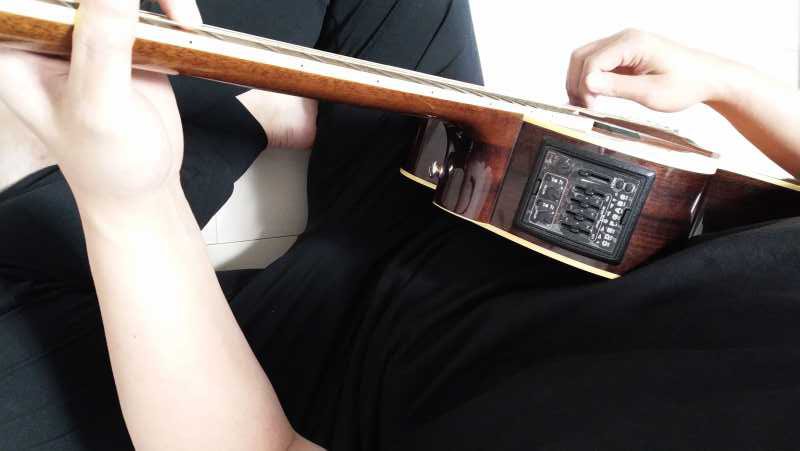 ギターを床に座って弾くとき