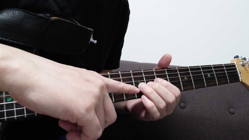 スライドするときは弦を押さえている指の力加減をそのままキープすることが大切
