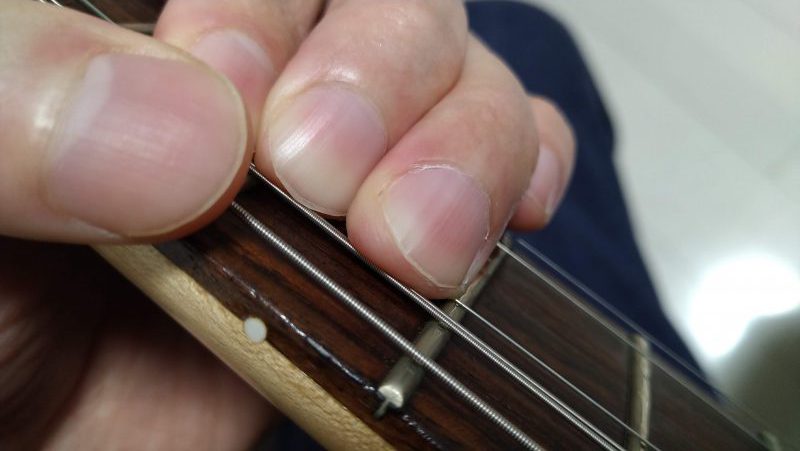 チョーキングする弦を持ち上げたときに上の弦が押弦している指の下に巻き込むようになってしまっている