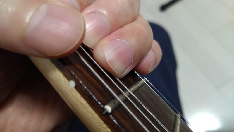 弦を持ち上げるときは、押弦している指の指先に上の弦を乗せていくようにする