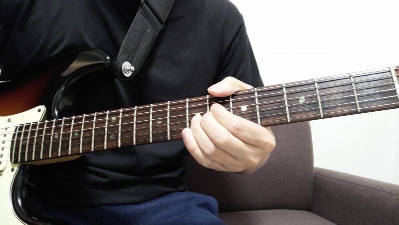 ギターのチョークダウンは弦を持ち上げている状態から弦が戻ろうとする力を利用して、自然と弦をもとに戻す