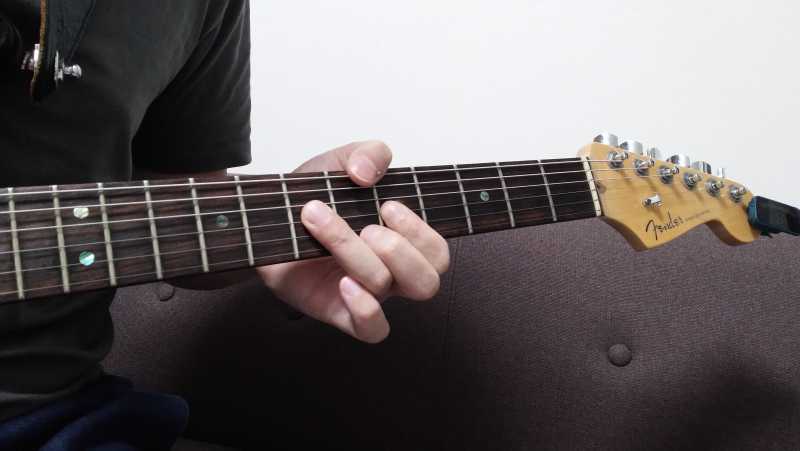 ハンマリングで音量ができない場合は、弦をたたきつけている指先の位置と角度が悪い