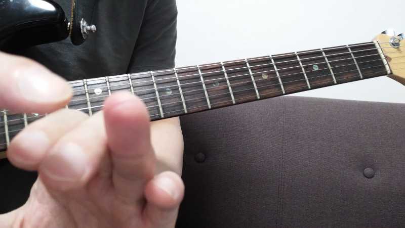 弦を押さえている指は指先の先端と指の腹の間ぐらい