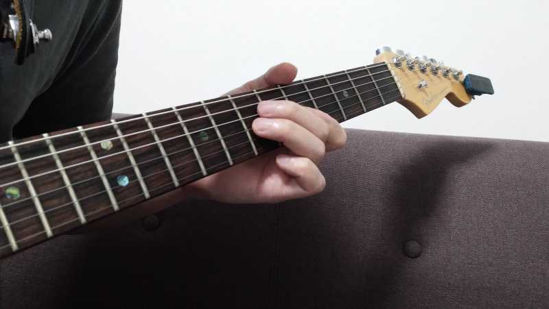 ハンマリングする指は弦の真上に位置するようにし、必要最小限の動作でハンマリングする