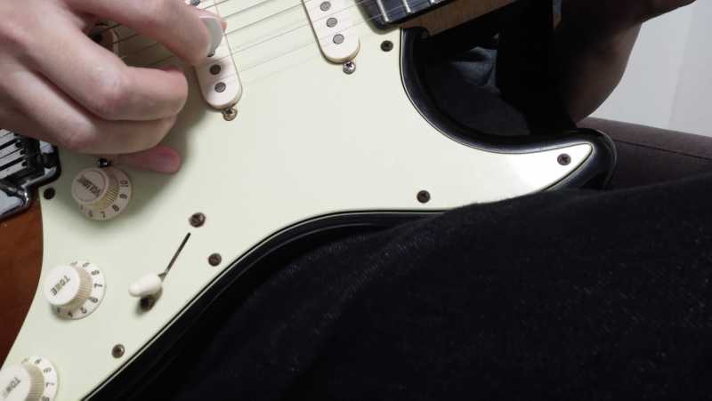 小指をギターのボディに固定する