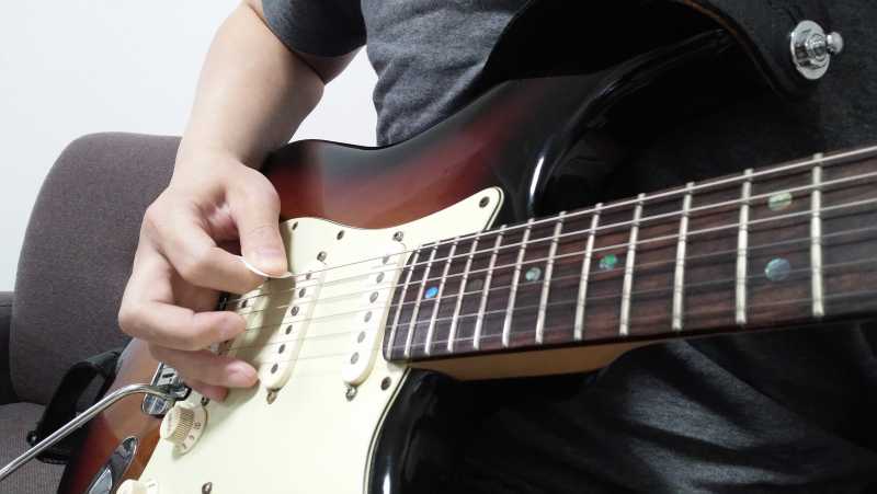 ピックを持つ右手の小指がギターのボディについて安定している状態