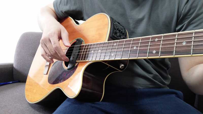 弦を弾くときにデコピンするときのような感覚で中指と薬指を広げ、中指と薬指の爪でダウンストローク