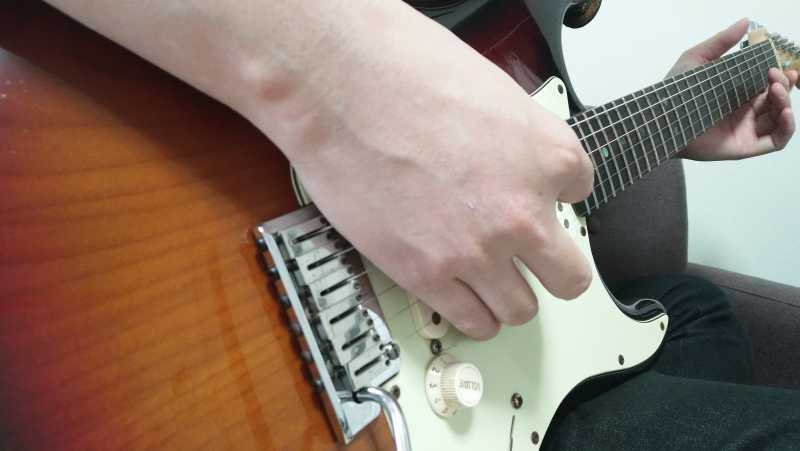 ギターのブリッジミュートの右手のやり方