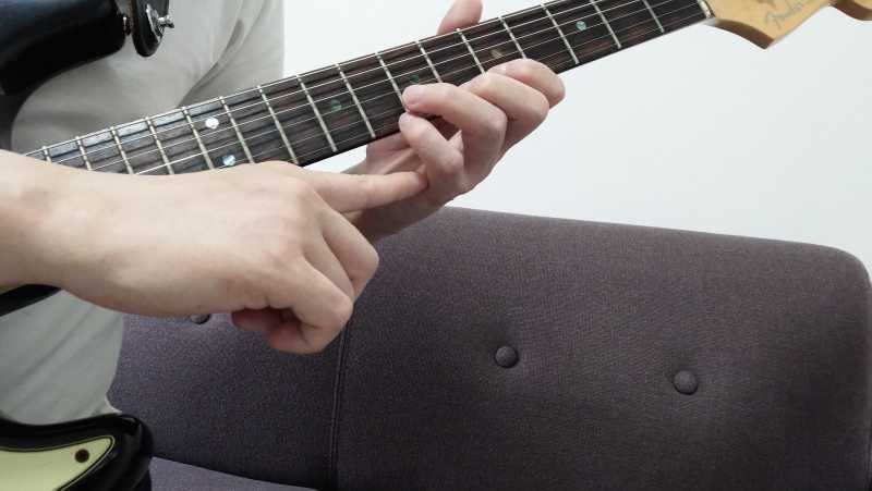 手首を回さずに、指先を内側にまげるように指の付け根を使って弦を引っかけるようにする