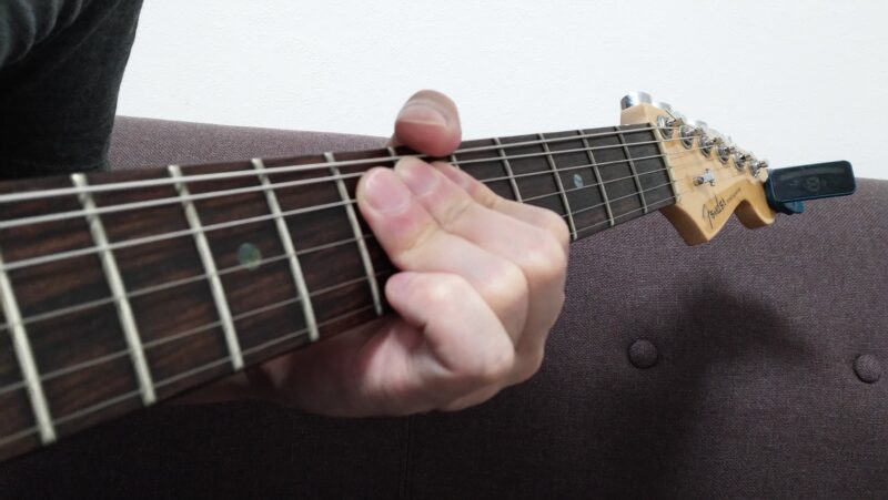 弦を真上に持ち上げるときは、押弦している指は指版側に向けて力を入れながら、手首を回転は真上向かうように意識するのが弦を持ち上げやすくなるコツ