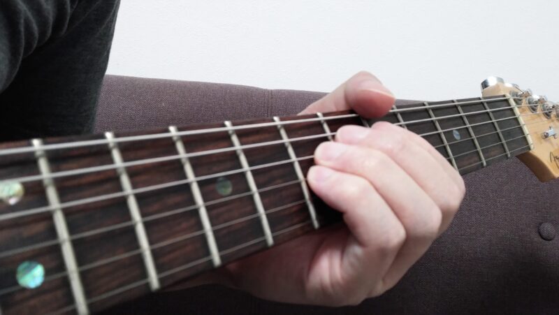 4弦7フレットを薬指、3弦7フレットを小指で押弦しているときに、薬指と小指がくっついている状態を作ってあげるのがコツ