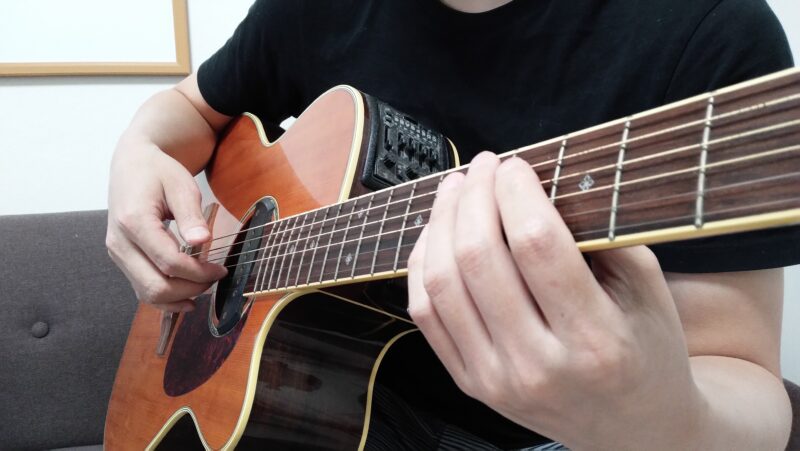 ダウンストロークは「人差し指・中指・薬指」を2～3本束ねて爪の部分が弦に当たるようにして、肘を支点に振り下ろしながら弦を弾く