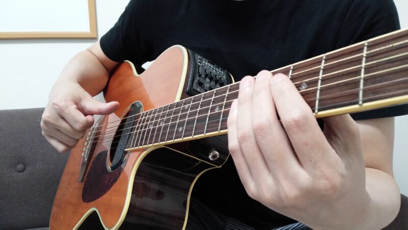 アップストロークは「親指」の爪の部分が弦に当たるようにして、肘を支点に振り上げながら弦を弾く