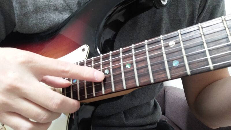 ギターの人工ハーモニクスのやり方
