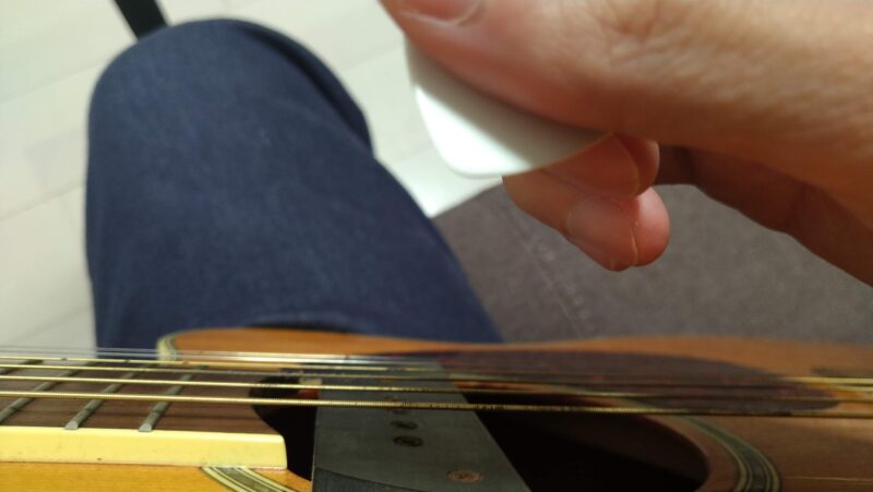 右手のストロークの軌道はギターに対して少し角度をつける